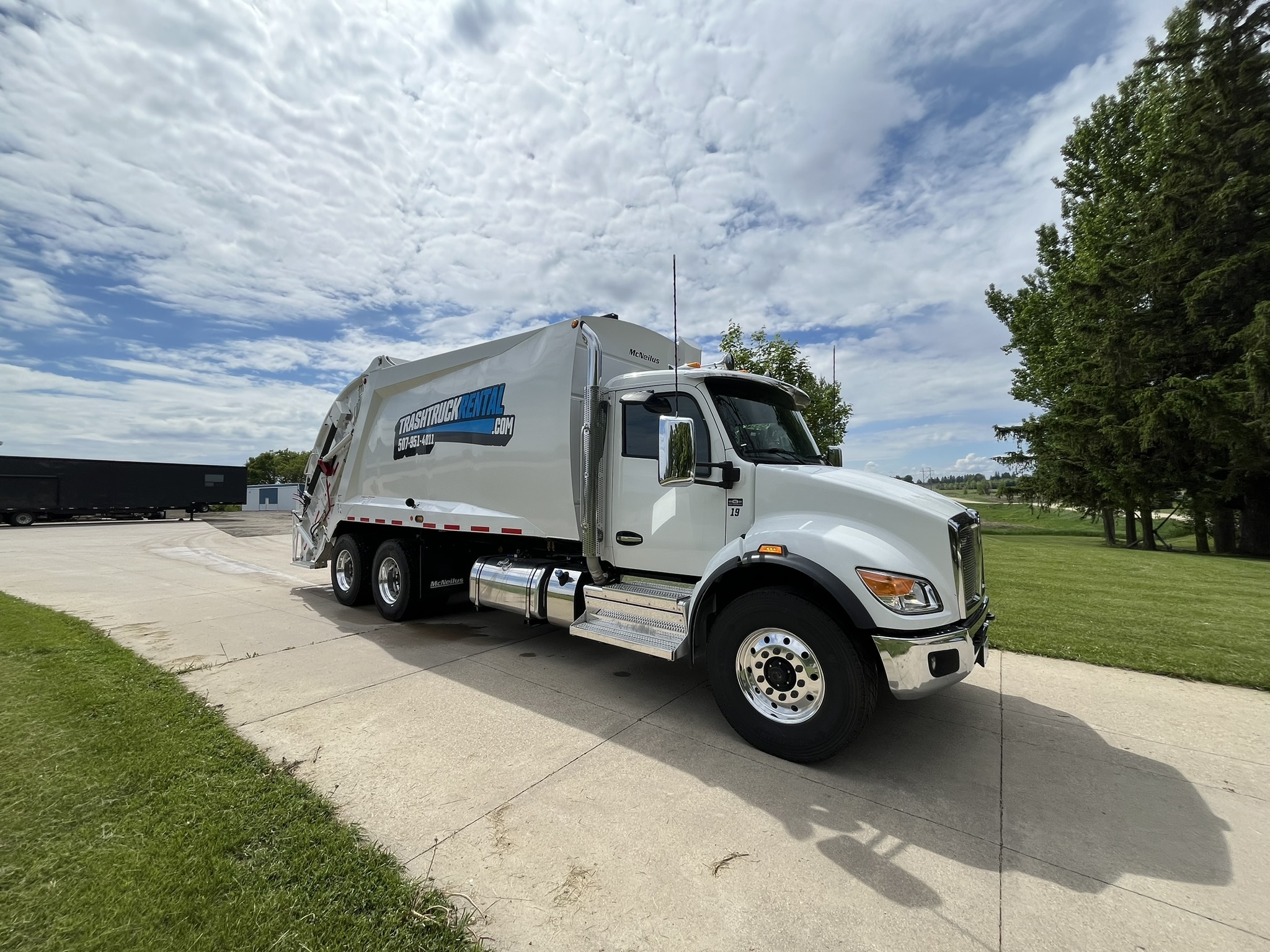 2024 Kenworth T480 McNeilus rear view with hydraulics#1.3