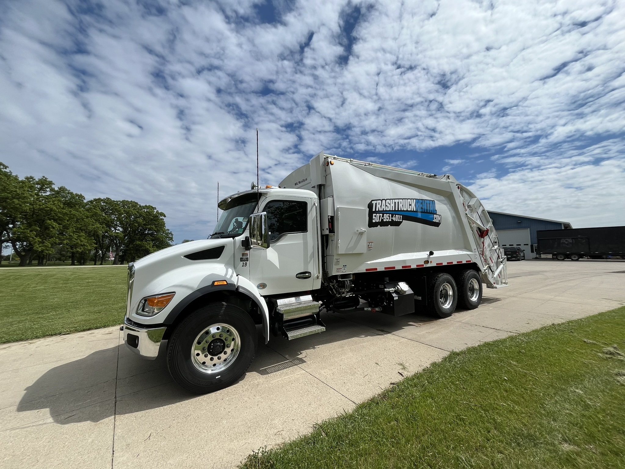 2024 Kenworth T480 McNeilus rear load garbage truck front view#1.3